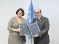 Fotografía del acto de firma de la alianza entre FAO y Consumers International