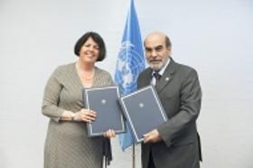 Fotografía del acto de firma de la alianza entre FAO y Consumers International