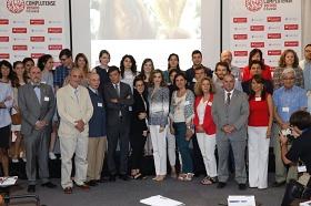 Fotografía de la Reina Letizia con los participantes del curso de verano HAMBRE CERO